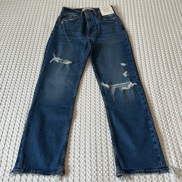 Abercrombie & Fitch Ultra High-Rise Ankle Straight Jean - Picture 6 of 12